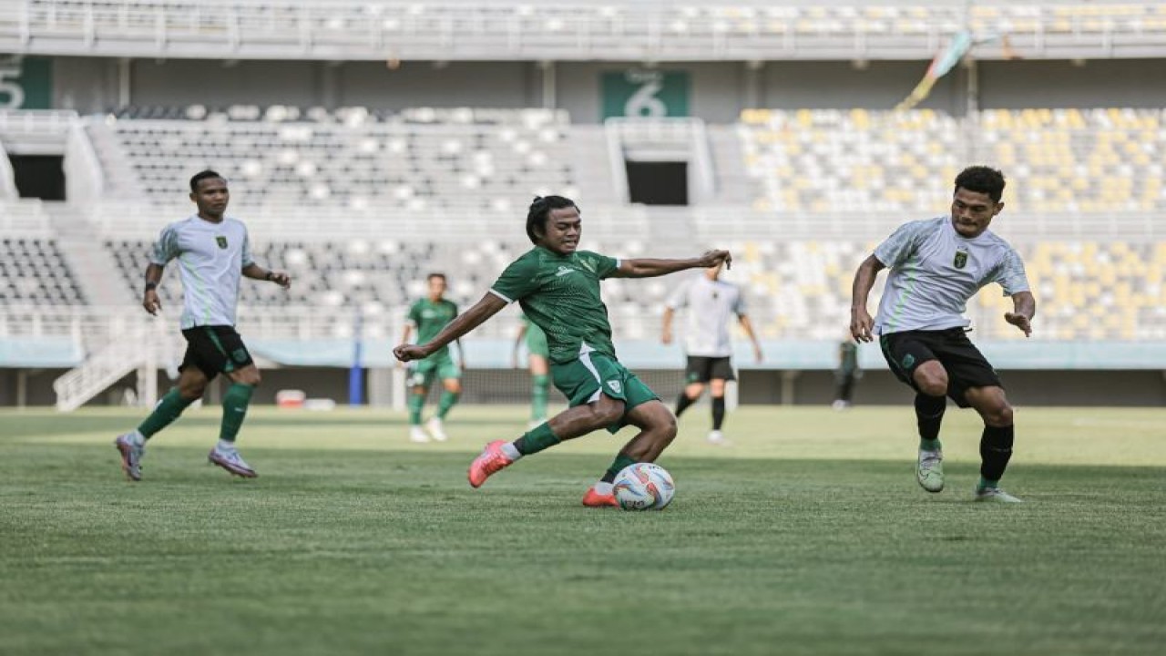 Pemain Persebaya Andre Oktaviansyah (tengah) berhadapan dengan Mikael Alfredo Tata (kanan) dan Oktafianus Fernando (kiri) saat internal game di Stadion Gelora Bung Tomo Surabaya, Sabtu (13/1/2024). ANTARA/HO-Ofisial Persebaya