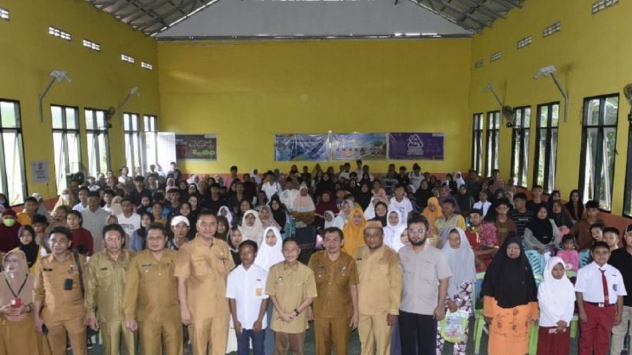 Bupati Gorontalo Nelson Pomalingo berfoto bersama penerima bantuan di Desa Tinelo, Kabupaten Gorontalo, Gorontalo. ANTARA/HO-Diskominfo Kabupaten Gorontalo