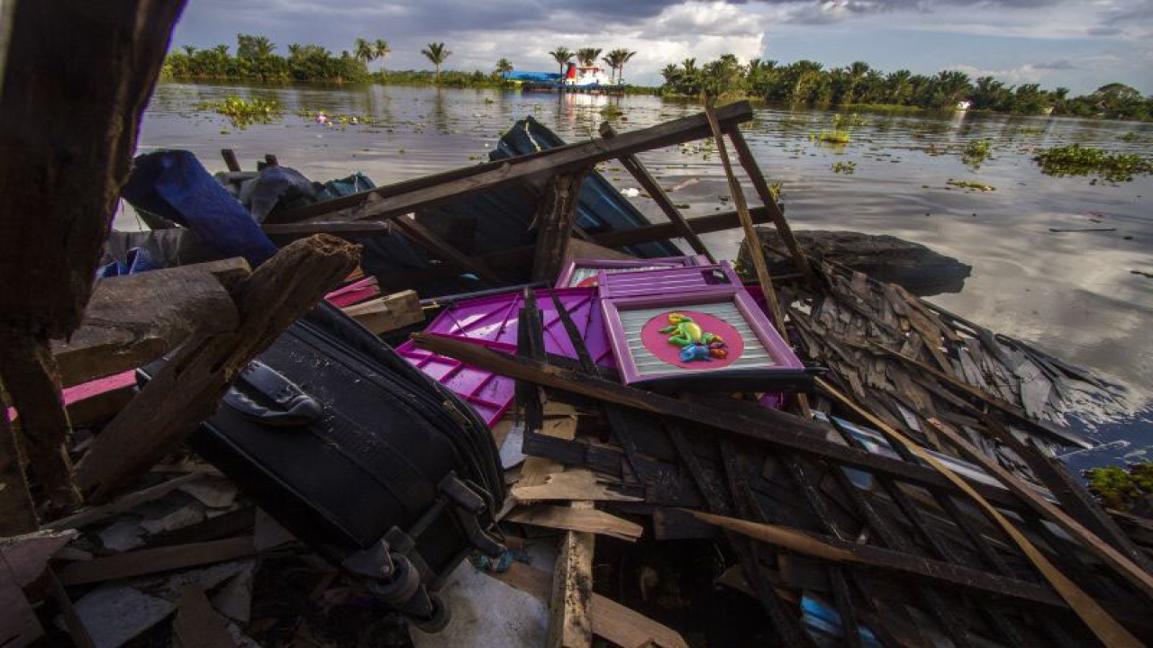 Dokumentasi - Sejumlah perabot rumah tangga berserakan di rumah yang rusak akibat ditabrak kapal tongkang di Desa Keladan, Kabupaten Tapin, Kalimantan Selatan, Senin (24/4/2023). ANTARA FOTO/Bayu Pratama S/aww.