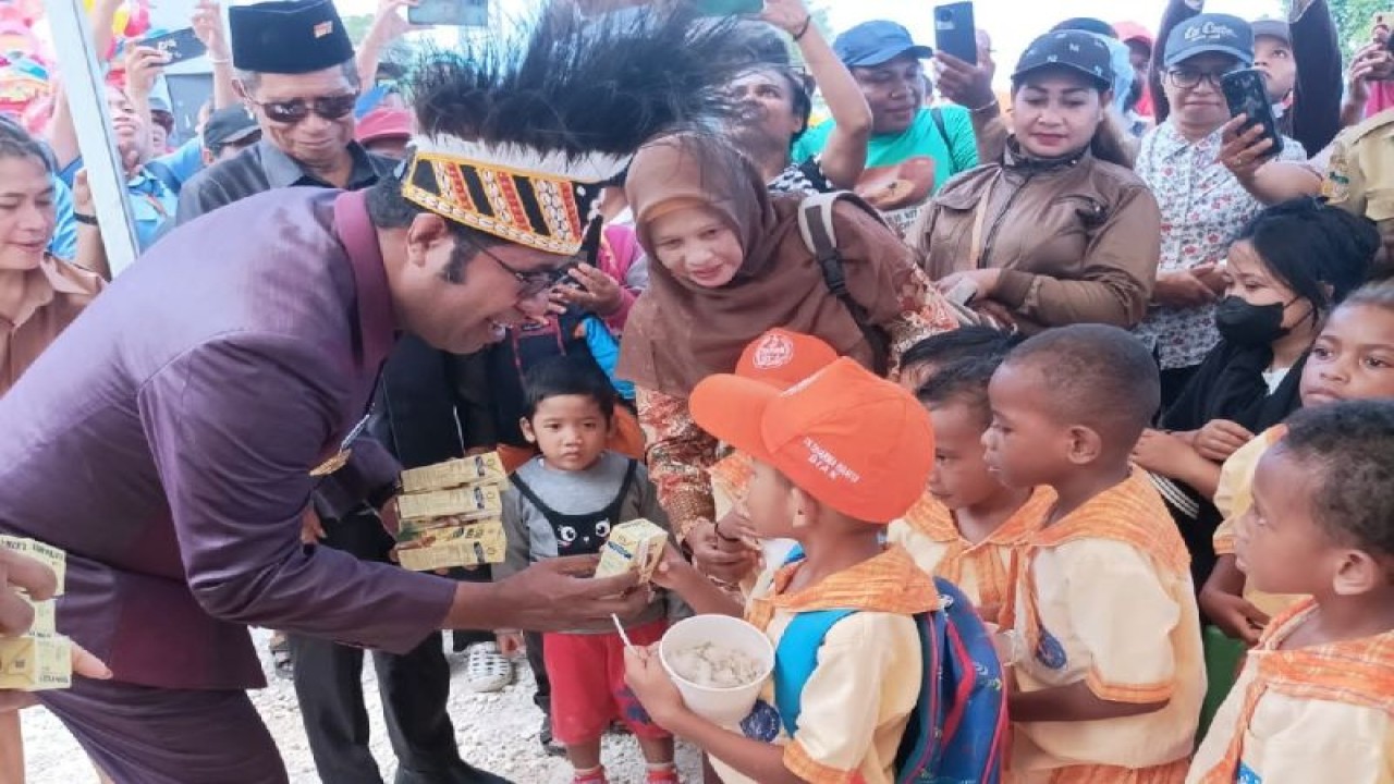 Bupati Biak Numfor, Papua, Herry Ario Naap memberikan makanan tambahan sehat mencegah stunting bagi Anak-anak siswa PAUD. (ANTARA/Muhsidin)