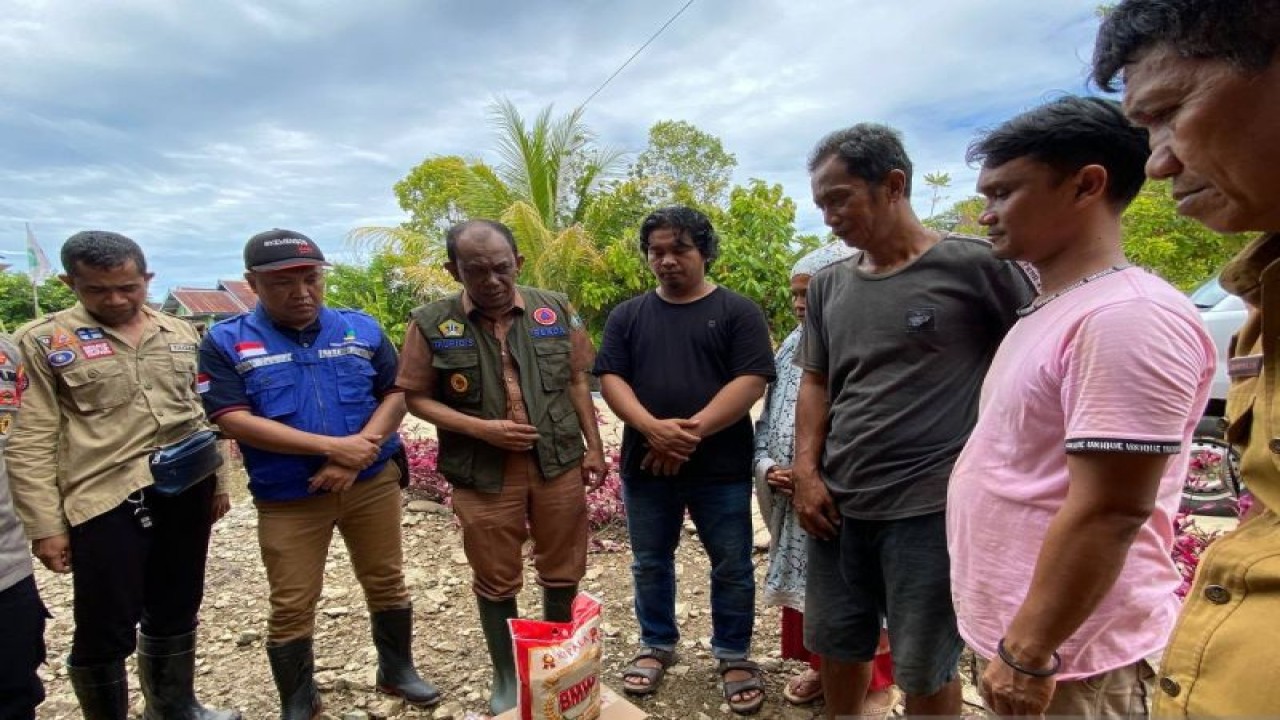 Pemkab Kolaka Utara saat menyerahkan bantuan kepada masyarakat yang terdampak banjir. (ANTARA/La Ode Muh Deden Saputra)