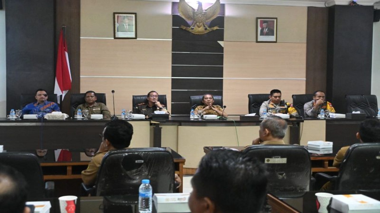 Pj Bupati Madiun Tontro Pahlawanto memimpin kegiatan rakor tim desk Pemilu 2024 Kabupaten Madiun di Ruang Rapat Praja Mukti Puspem Mejayan, Madiun, Selasa (16/1/2024). ANTARA/HO-Diskominfo Kab Madiun