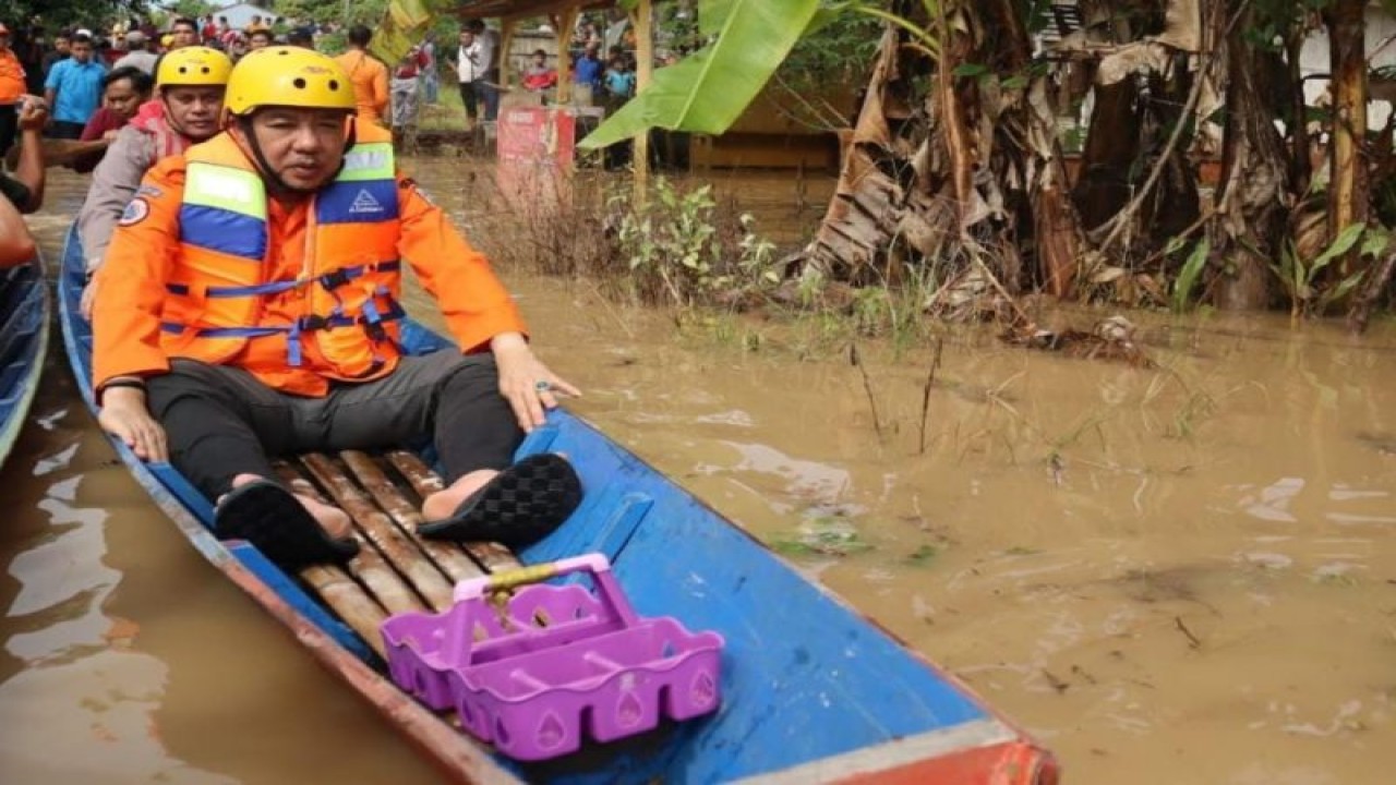 Pejabat Bupati Merangin Mukti saat meninjau banjir di beberapa desa. (ANTARA/HO-Pemkab Merangin)