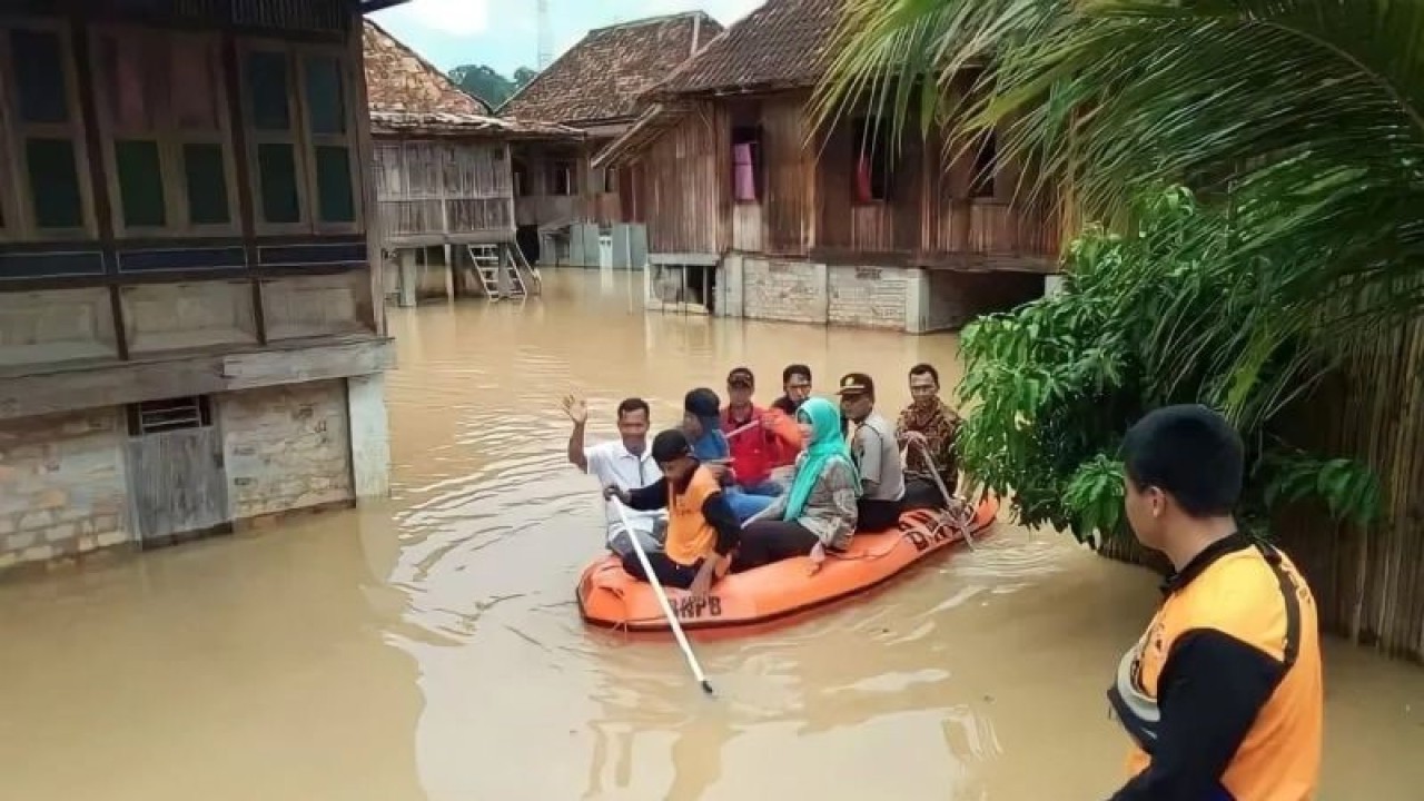 Personel BPBD OKU mengevakuasi korban banjir di Kecamatan Lubuk Batang. (ANTARA/Edo Purmana/Arsip)