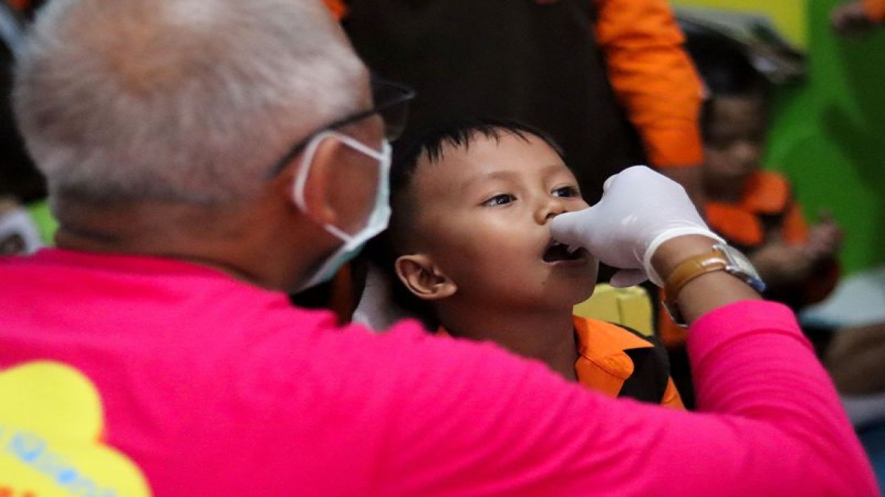 Salah seorang anak mendapatkan imunisasi polio pada pencanangan kegiatan Sub Pekan Imunisasi Nasional (PIN) Polio Tingkat Kabupaten Purbalingga di TK Pertiwi Cabang Purbalingga, Senin (15/1/2024). ANTARA/HO-Dinkominfo Purbalingga