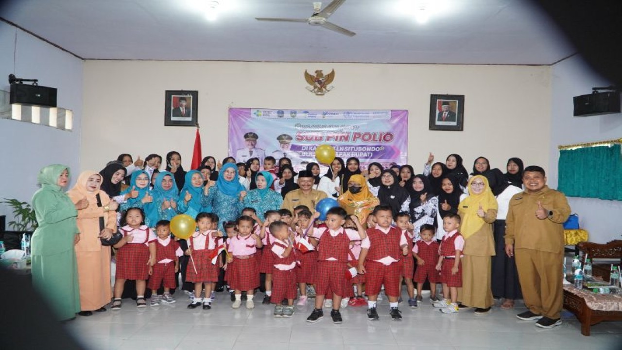 Bupati Situbondo Karna Suswandi dan Wabup Khoirani serta Kepala Dinkes dr Sandy Hendrayono foto bersama dengan murid salah satu PAUD di Situbondo, setelah vaksinasi polio, Selasa (16/1/2024) ANTARA/HO-Humas Pemkab Situbondo