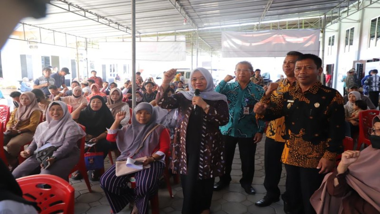 Bupati Sleman Kustini Sri Purnomo saat menghadiri kegiatan Sisir Adminduk tahun 2024 di Kantor Kalurahan (Desa) Margomulyo, Kapanewon (Kecamatan) Seyegan, Selasa (16/1/2024). ANTARA/HO-Bagian Prokopim Setda Sleman