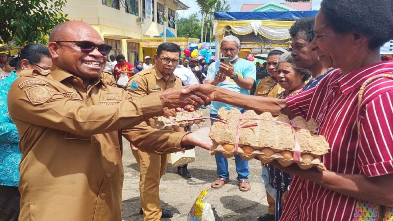 Tampak Pj Wali Kota Sorong Septinus Lobat didampingi Plt Kepala Dinas Perdagangan Kota Sorong menyerahkan secara simbolis paket sembako kepada masyarakat, Selasa (9/1/2024) (ANTARA/Yuvensius Lasa Banafanu)