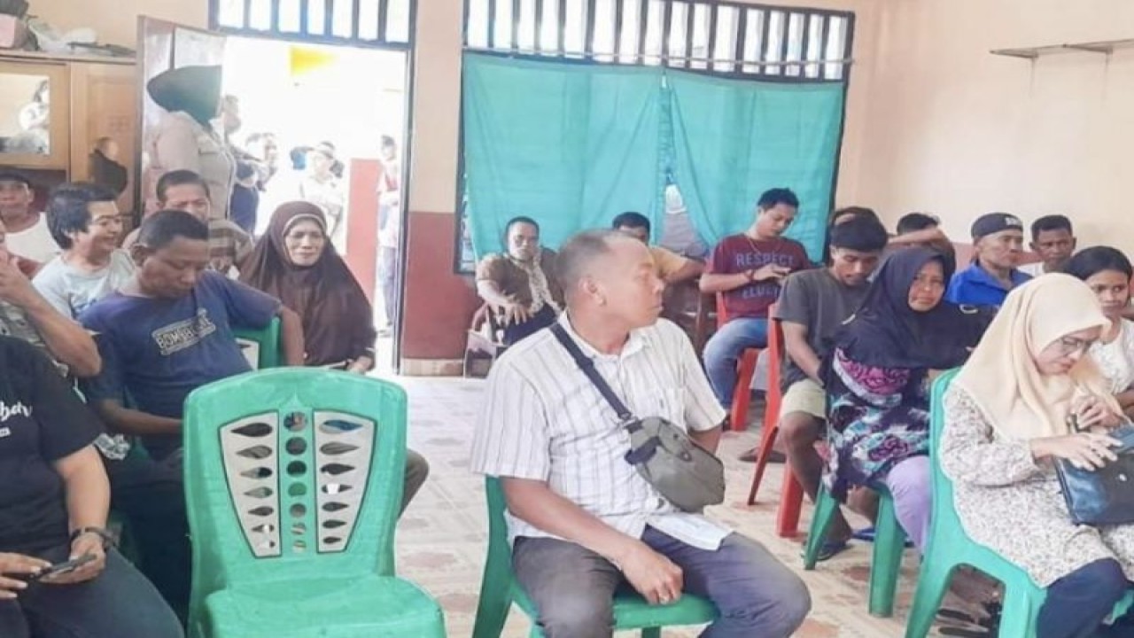 Pemerintah Kota (Pemkot) Ambon melalui Satuan Polisi Pamong Praja (Satpol PP) dan Dinas Sosial Dinsos) melakukan sosialisasi pengawasan di kawasan bekas lokalisasi Tanjung Batu Merah Kota Ambon. (ANTARA/HO-Satpol PP Ambon).