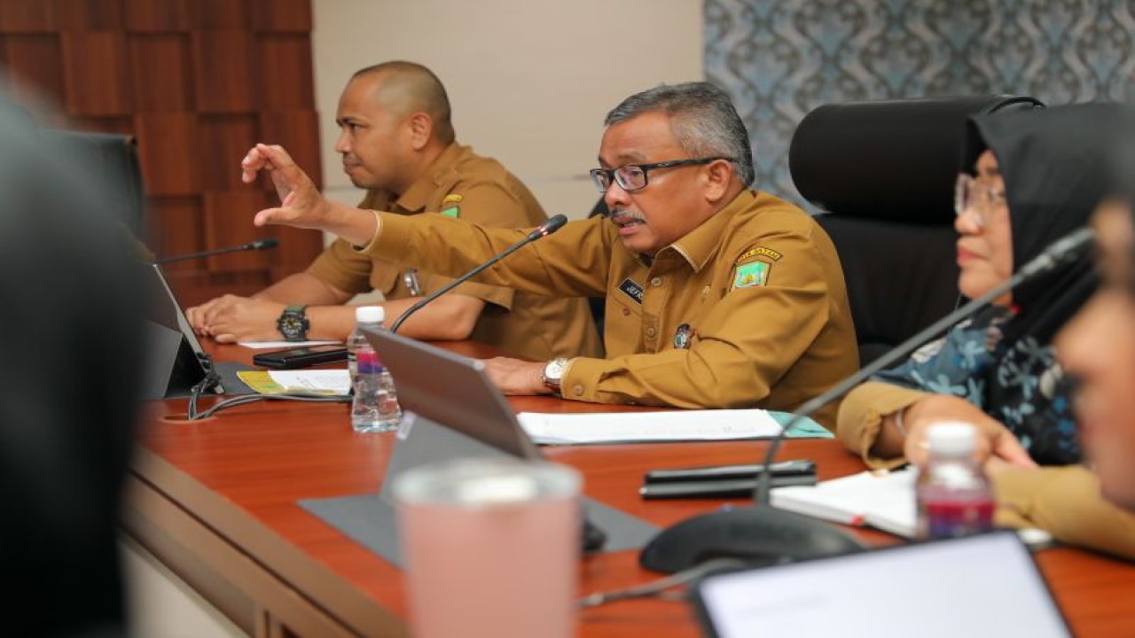Sekretaris Daerah Kota Batam Jefridin Hamid (tengah) saat memimpin Rapat Koordinasi (Rakor) Persiapan Pelaksanaan Rembuk Stunting Tingkat Kelurahan dan Kecamatan se-Kota Batam. (ANTARA/HO-Pemkot Batam)