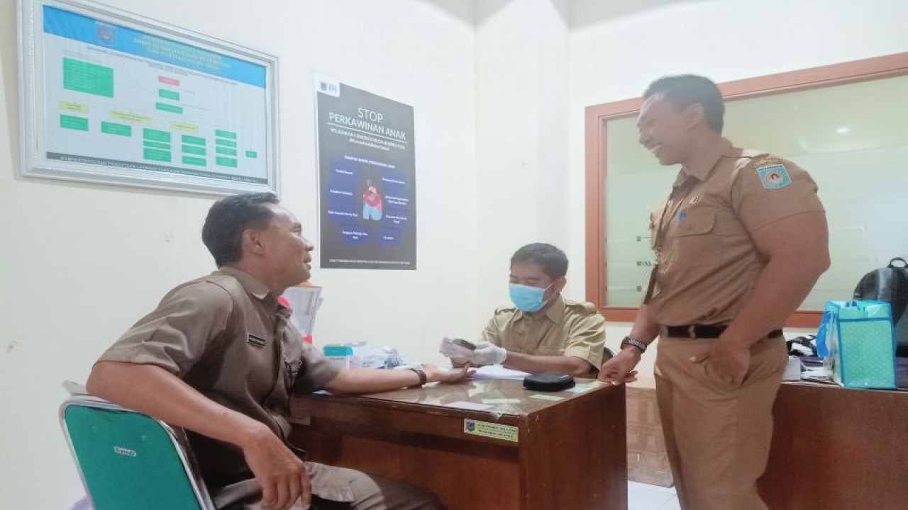 Kepala Dinas Komunikasi dan Informatika I Nyoman Swandiasa (kiri duduk) melakukan cek kesehatan di Unit Pelayanan Kesehatan Perkantoran (UPKP) Kota Mataram, Provinsi Nusa Tenggara Barat, yang baru diresmikan, Senin (15/1-2024).(ANTARA/Nirkomala)