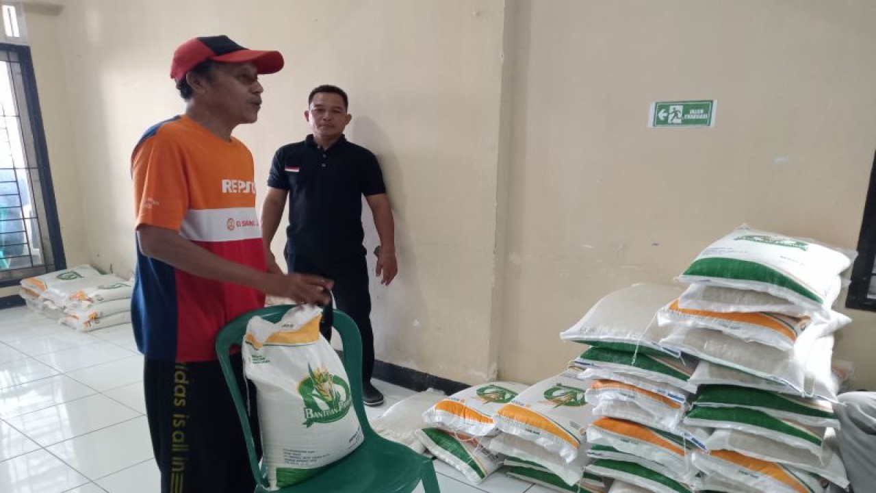 Dokumen: pembagian beras cadangan pangan pemerintah (CPP) kepala keluarga penerima manfaat (KPM) di Kota Mataram, Provinsi Nusa Tenggara Barat. (ANTARA/Nirkomala)