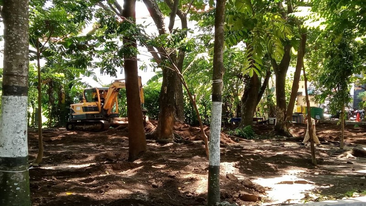 Sebuah alat berat terlihat melakukan pengurukan lahan untuk penataan lapak pedagang kaki lima (PKL) di areal Udayana Kota Mataram, Provinsi Nusa Tenggara Barat. (ANTARA/Nirkomala)