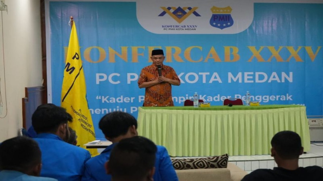 Kepala Badan Kesatuan Bangsa dan Politik Kota Medan Andy Mario Siregar menyampaikan sambutan dalam Konfercab XXXV PC PMII Kota Medan di Asrama Haji Medan, Ahad (7/1/2024).  (ANTARA/HO-Diskominfo Kota Medan)