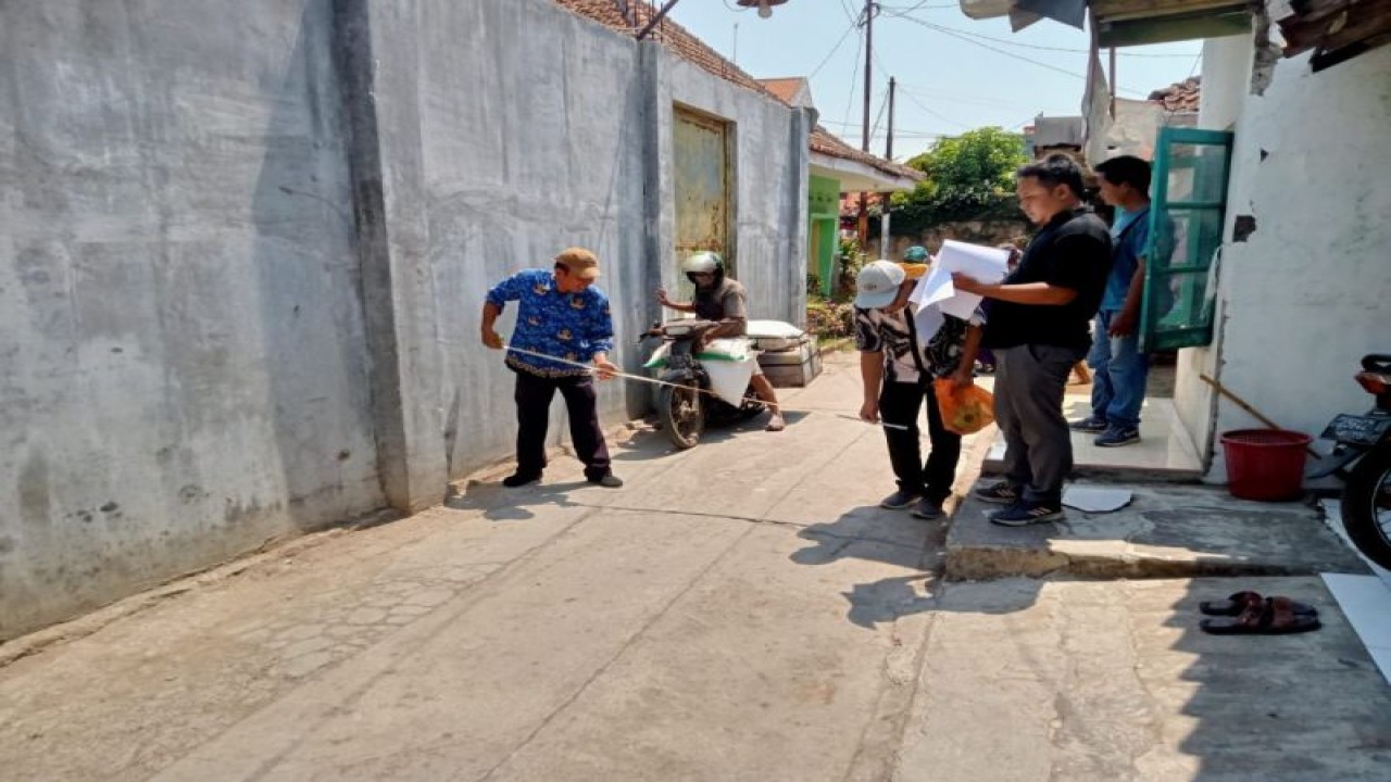 Petugas Dinas Perumahan Rakyat dan Kawasan Permukiman Kota Pekalongan sedang melakukan pengecakan peningkatan jalan. (ANTARA/HO-Humas Kota Pekalongan)