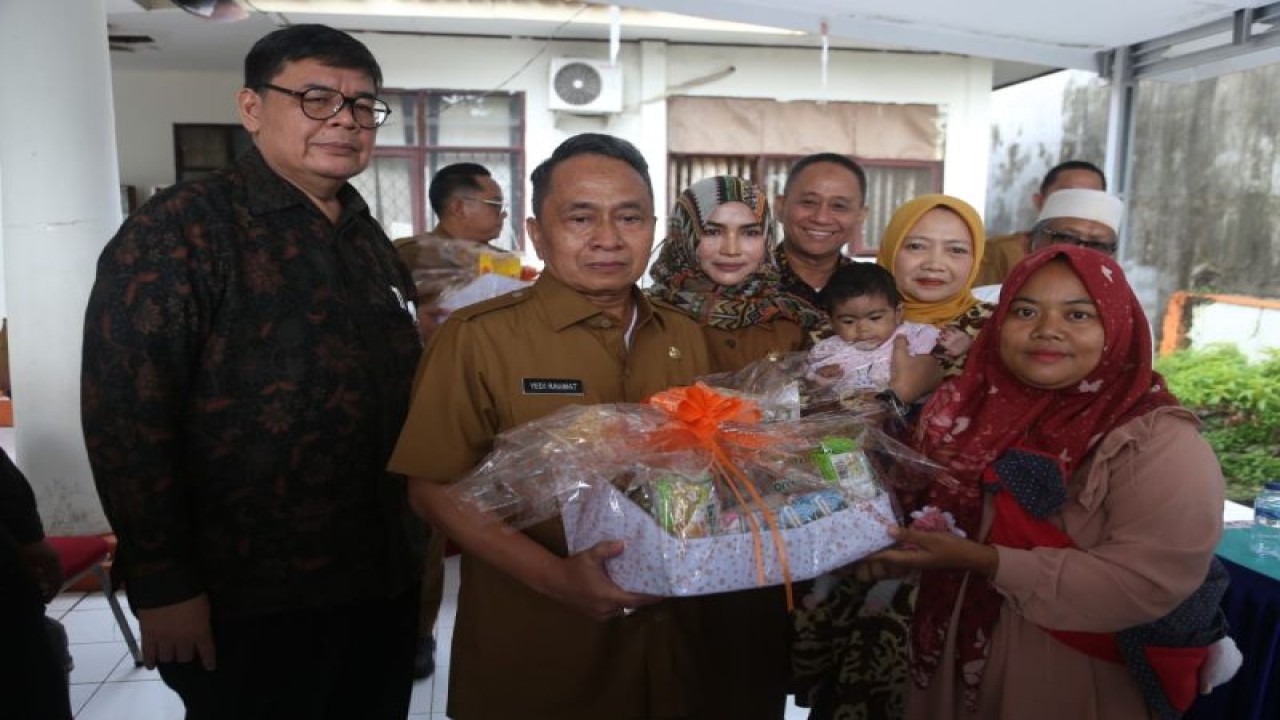 Pemkot Serang salurkan bantuan kepada anak stunting di Kecamatan Curug Kota Serang, Banten (ANTARA/HO-Dokumen Pemkot)