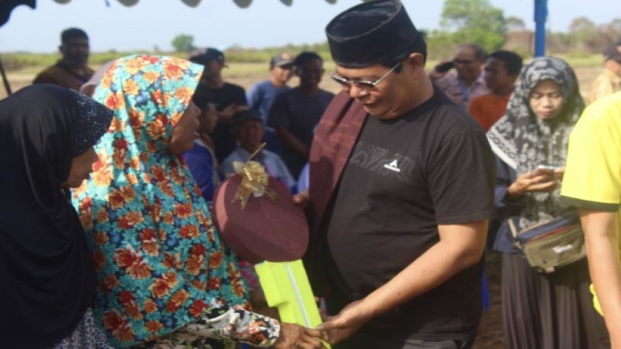 Gubernur Kalsel Sahbirin Noor menyerahkan secara simbolis bantuan perbaikan rumah program RTLH kepada Keluarga Penerima Manfaat (KPM) di Kabupaten Banjar, Kalimantan Selatan, beberapa waktu lalu. (ANTARA/HO-Pemprov Kalsel)