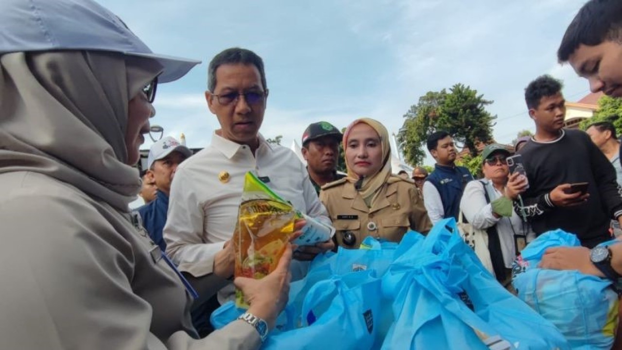 Penjabat Gubernur DKI Jakarta Heru Budi Hartono didampingi Kepala Dinas Ketahanan Pangan, Kelautan dan Perikanan (KPKP) DKI Jakarta Suharini Eliawati saat meninjau sembako murah di Kelurahan Duren Sawit, Kecamatan Duren Sawit, Jakarta Timur, Senin (15/1/2024). ANTARA/Syaiful Hakim