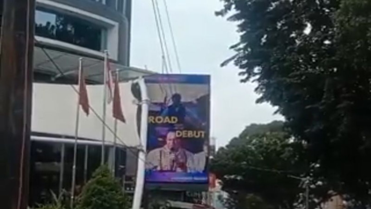 Videotron calon presiden (capres) nomor urut 1 yakni Anies Baswedan sudah diturunkan (take down) di Graha Mandiri, Menteng, Jakarta Pusat. ANTARA/HO-X (Twitter)/@olpproject