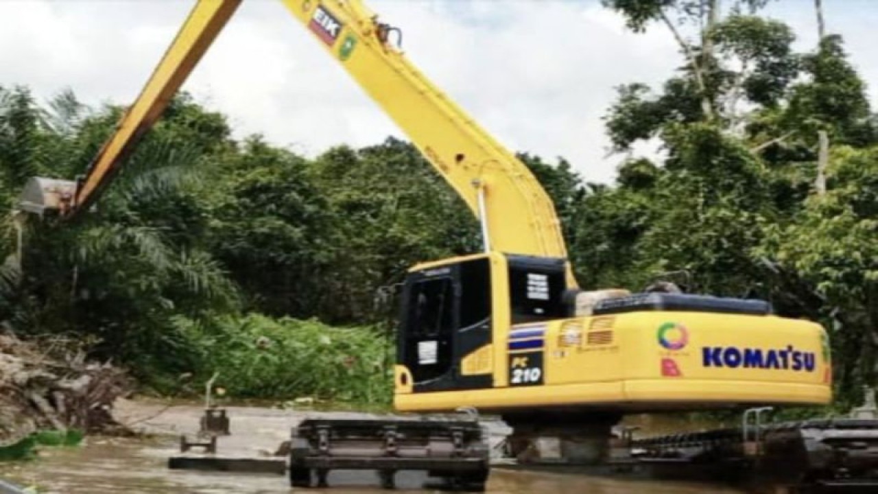 Sebuah ekskavator amfibi saat mengeruk sedimentasi di dalam sungai Reteh yang dikendalikan operator dan petugas lapangan.  ANTARA/HO-Humas Dinas PUPR-PKPP Riau.