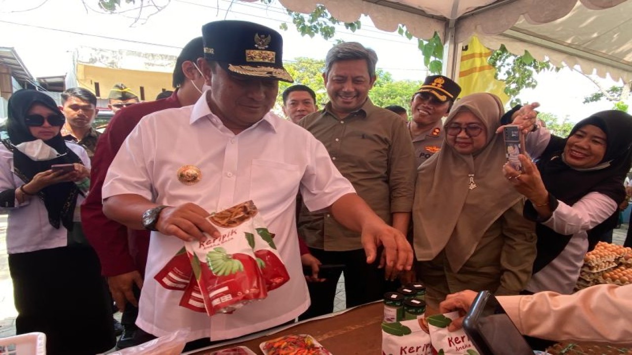 Pj Gubernur Sulsel Bahtiar Baharuddin didampingi Pj Sekda Andi Arsjad mengunjungi kegiatan pasar murah di Kabupaten Sidrap. ANTARA/HO-Humas Pemprov Sulsel