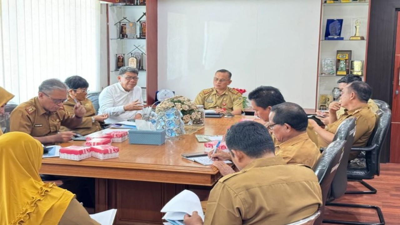 Asisten II Bidang Perekonomian dan Pembangunan Provinsi Sulawesi Tengah Rudi Dewanto rapat bersama jajaran Pemda Parigi Moutong di Palu, Rabu (10/1/2024). (ANTARA/HO-Humas Pemprov Sulteng)