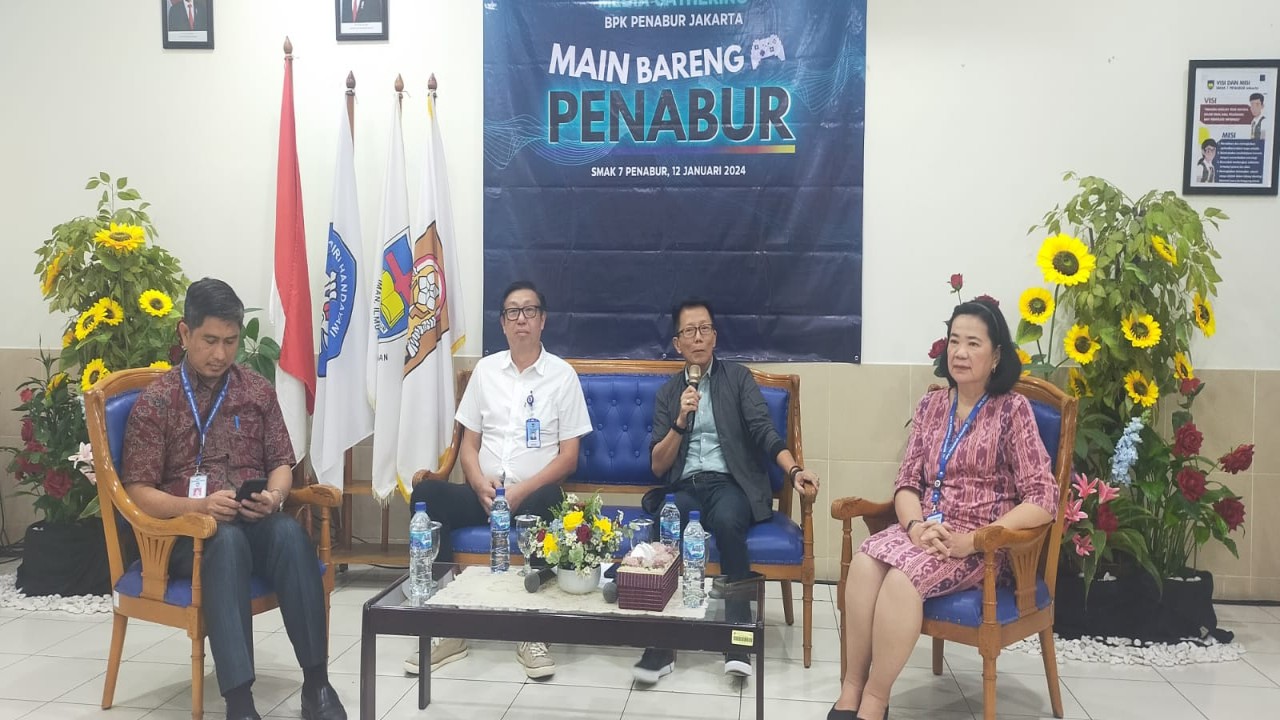 Ketua BPK Penabur Jakarta, Kenny Lim (kedua kanan) didampingi Deputi Direktur Pelaksana BPK PENABUR Jakarta, Etiwati (kanan), Pengurus Penstra BPK PENABUR Jakarta Purnomo Sigit (kedua kiri) dan Kepala SMAK 7 PENABUR Hendro Lumbanraja (kiri) saat berbincang dengan awak media pada acara media gathering di SMAK 7 BPK Penabur Jakarta Cipinang Indah Jaktim, Jumat (12/1/2024).