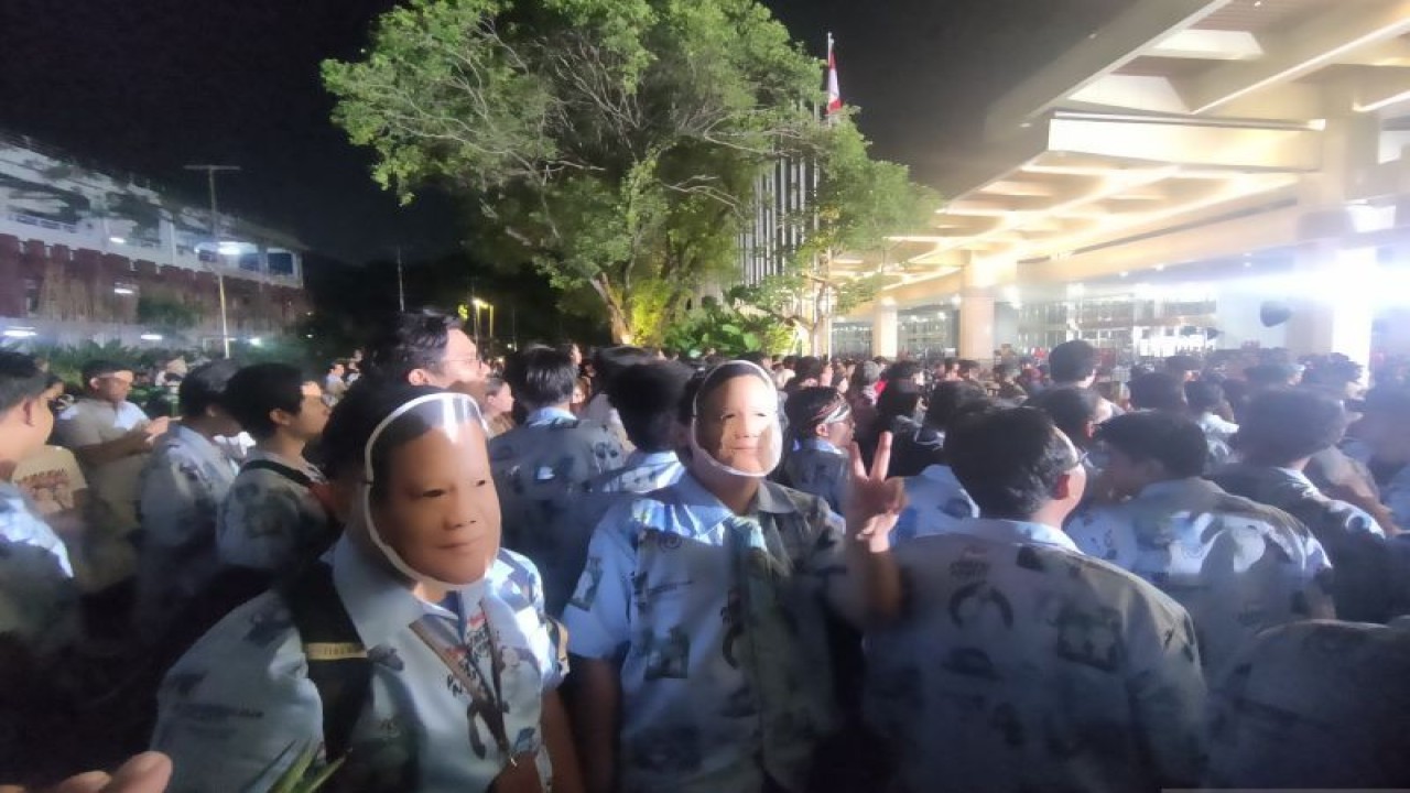 Pendukung pasangan calon (paslon) presiden dan calon wakil presiden nomor urut 2, Prabowo Subianto-Gibran Rakabuming Raka memadati area depan lobi utama Jakarta Convention Center (JCC), Minggu (21/1/2024). ANTARA/Risky Syukur