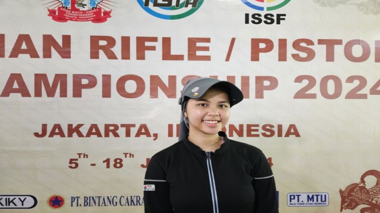 Atlet menembak Indonesia Audrey Zahra Dhiyaanisa berpose setelah menjalani latihan di Lapangan Tembak Senayan, Jakarta, Kamis (11/1/2023). (ANTARA/RAUF ADIPATI)