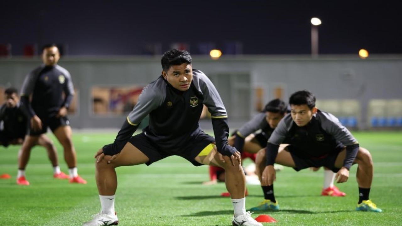 Pemain timnas Indonesia Asnawi Mangkualam ketika mengikuti latihan perdana tim di Qatar, tepatnya di Lapangan Al Egla 2, Doha, Qatar, pada Minggu (7/1/2024). (ANTARA/Ho/PSSI)