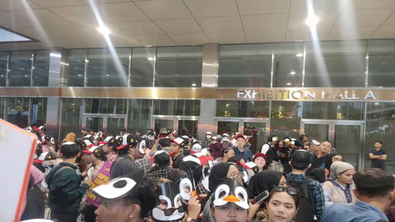 Pasukan berkostum penguin pendukung pasangan calon presiden dan wakil presiden nomor urut 3, Ganjar Pranowo-Mahfud MD dalam debat cawapres Pemilu 2024 di Jakarta Convention Center (JCC), Minggu (21/1/2024). ANTARA/Risky Syukur