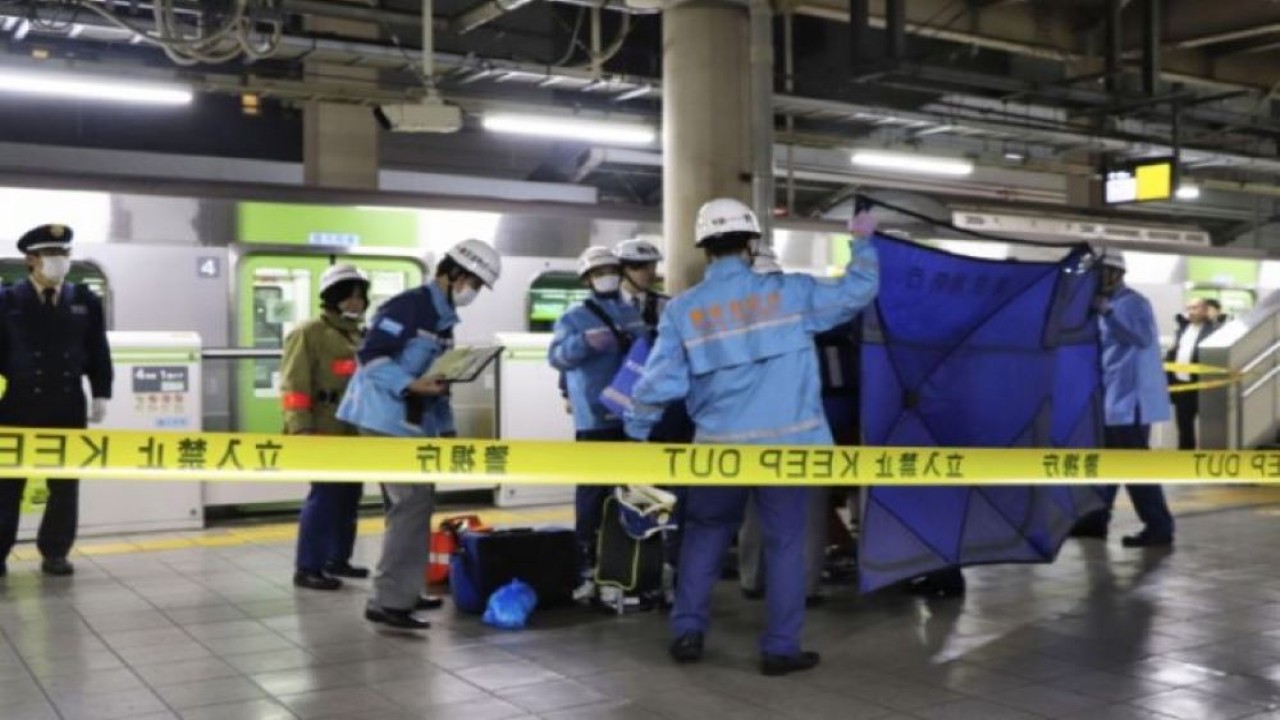 Setidaknya tiga pria terluka akibat penikaman di Stasiun Akihabara Tokyo, Jepang, pada Rabu (3/1/2024). (Kyodo)