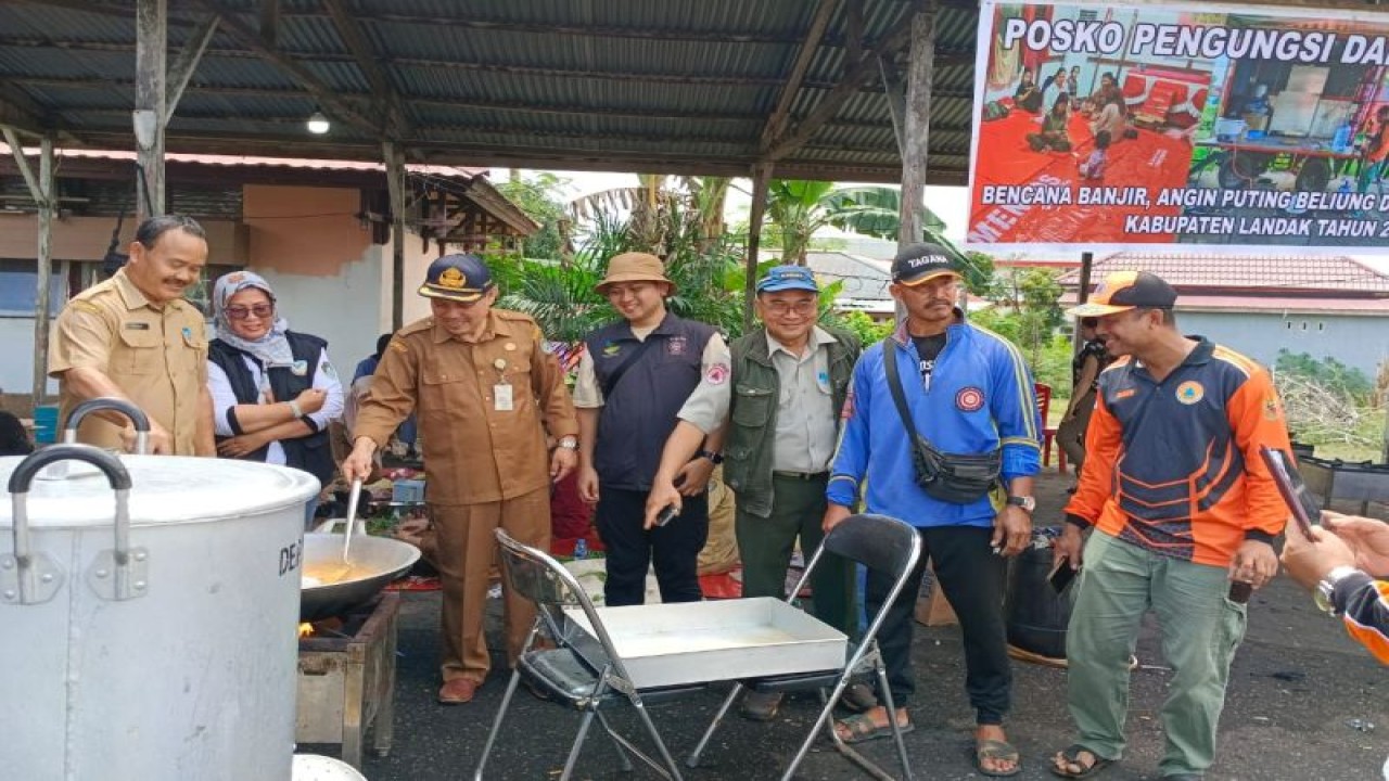 Peninjauan dapur umum untuk penanganan banjir di Kabupaten Landak. (ANTARA/HO-BPBD Kalbar)