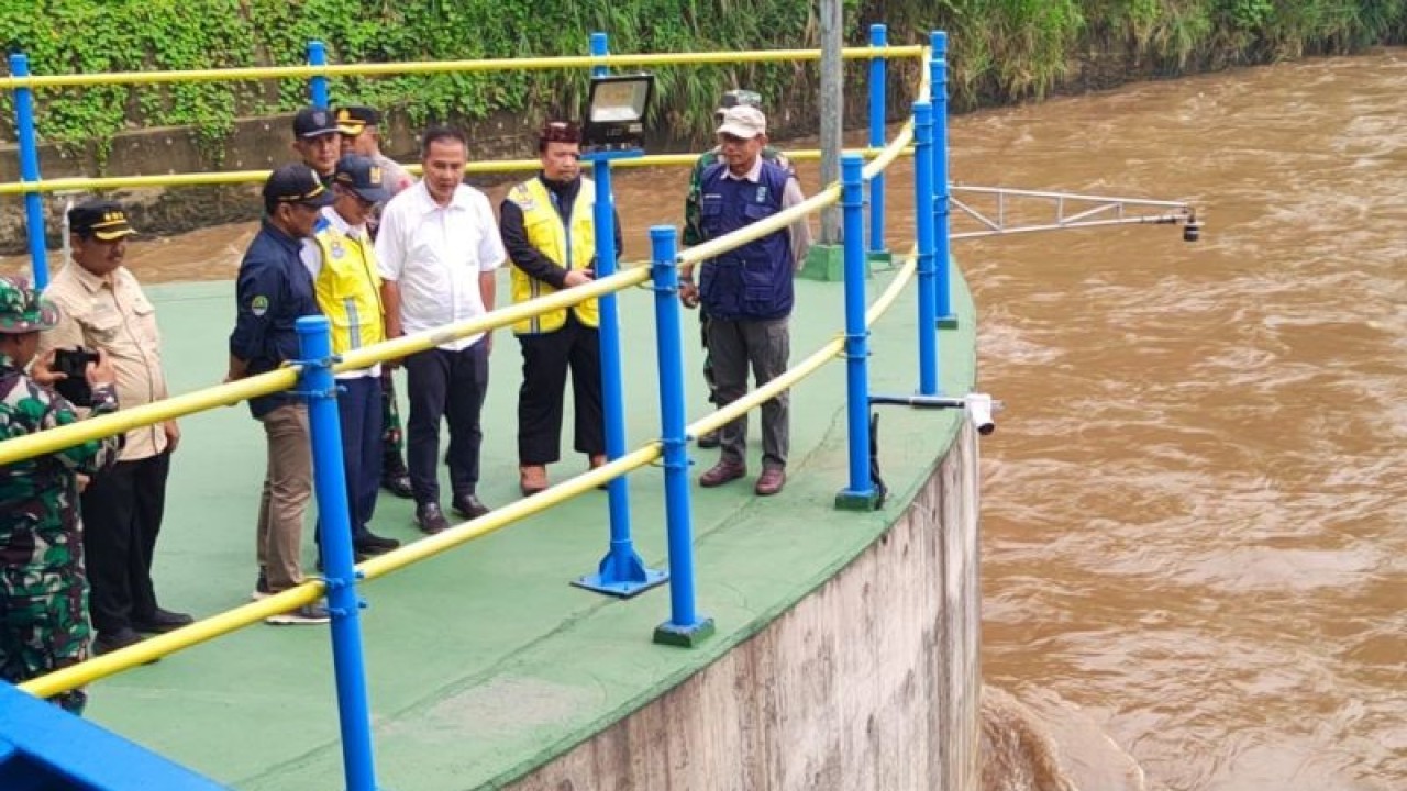 Penjabat Gubernur Jawa Barat Bey Triadi Machmudin Didampingi Kepala