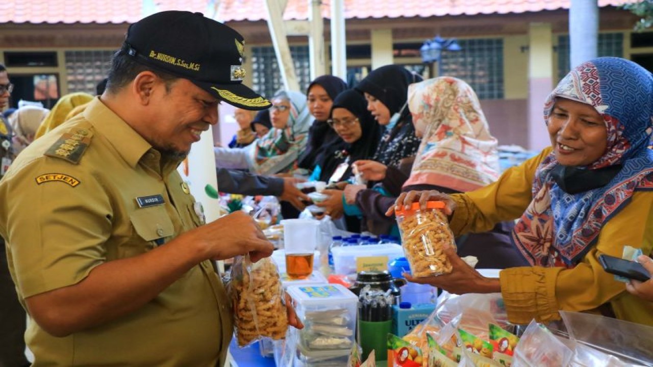 Penjabat (Pj) Wali Kota Tangerang, Nurdin saat meninjau bazar UMKM di Puspemkot Tangerang, Senin. ANTARA/HO-Pemkot Tangerang