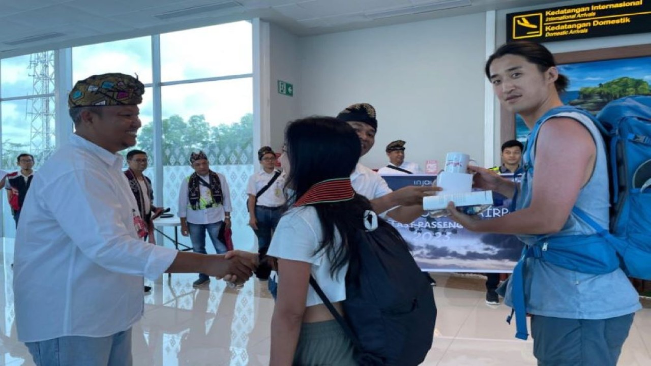 Penumpang tiba di Bandara Internasional Lombok, Nusa Tenggara Barat, Senin (1/1/2024). ANTARA/HO-Humas Bandara Lombok