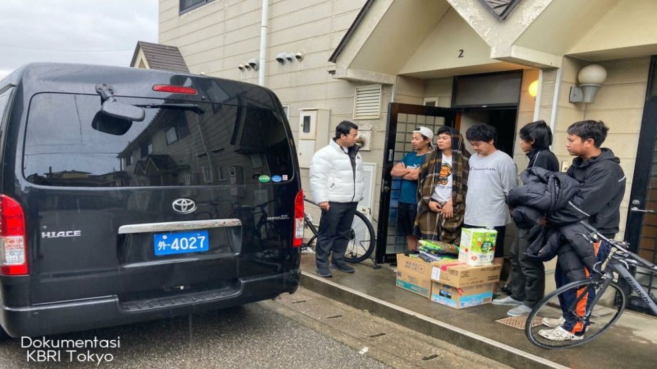 Penyaluran bantuan logistik tim KBRI Tokyo kepada WNI terdampak di Prefektur Ishikawa, Sabtu (6/1/2023) (KBRI Tokyo)