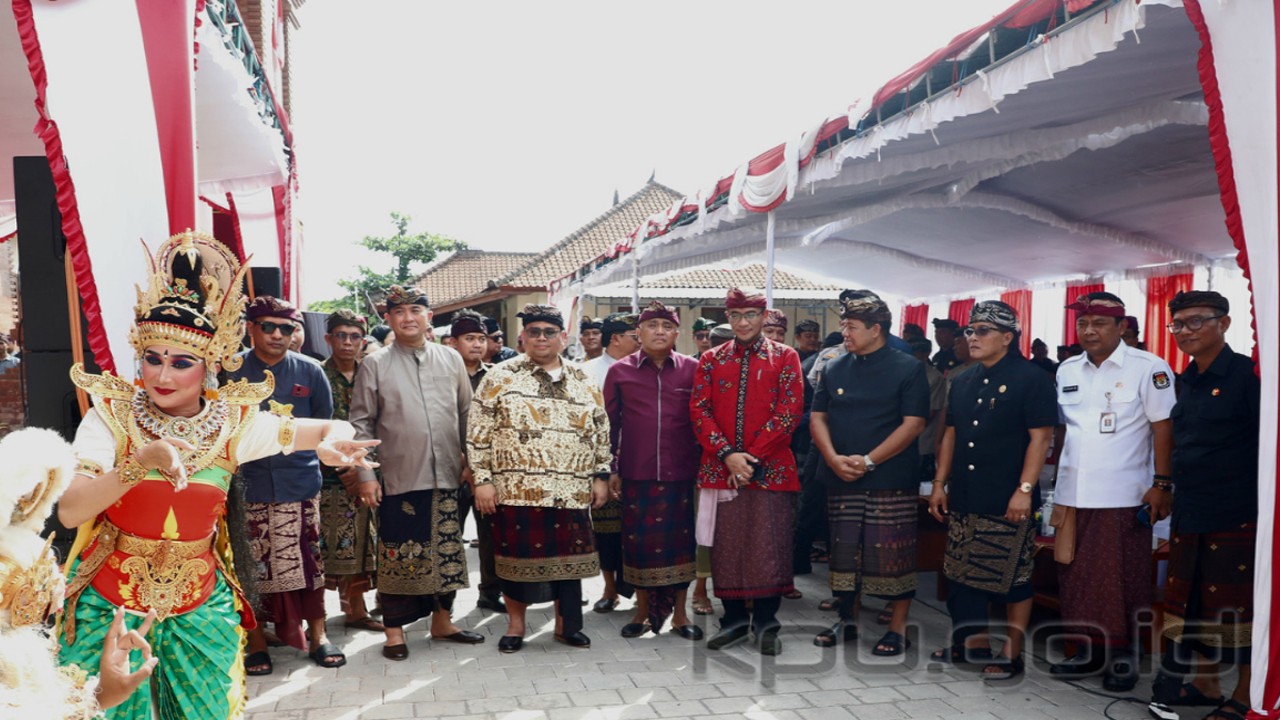 Ketua KPU Hasyim Asy’ari bersama Sekretaris Jenderal KPU Bernad Dermawan Sutrisno menghadiri Penyerahan Berita Acara Pinjam Pakai Gedung Graha Pemilu Alaya Giri Nata dari Bupati Badung kepada KPU dan Bawaslu Kabupaten Badung (foto deni/ed dio)