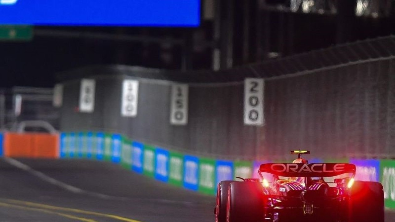 Pembalap Red Bull Racing Sergio Perez melaju saat sesi latihan balap F1 GP di Las Vegas Strip Circuit, Nevada, AS (17/11/2023). ANTARA FOTO/Gary A. Vasquez-USA TODAY Sports via Reuters/tom.