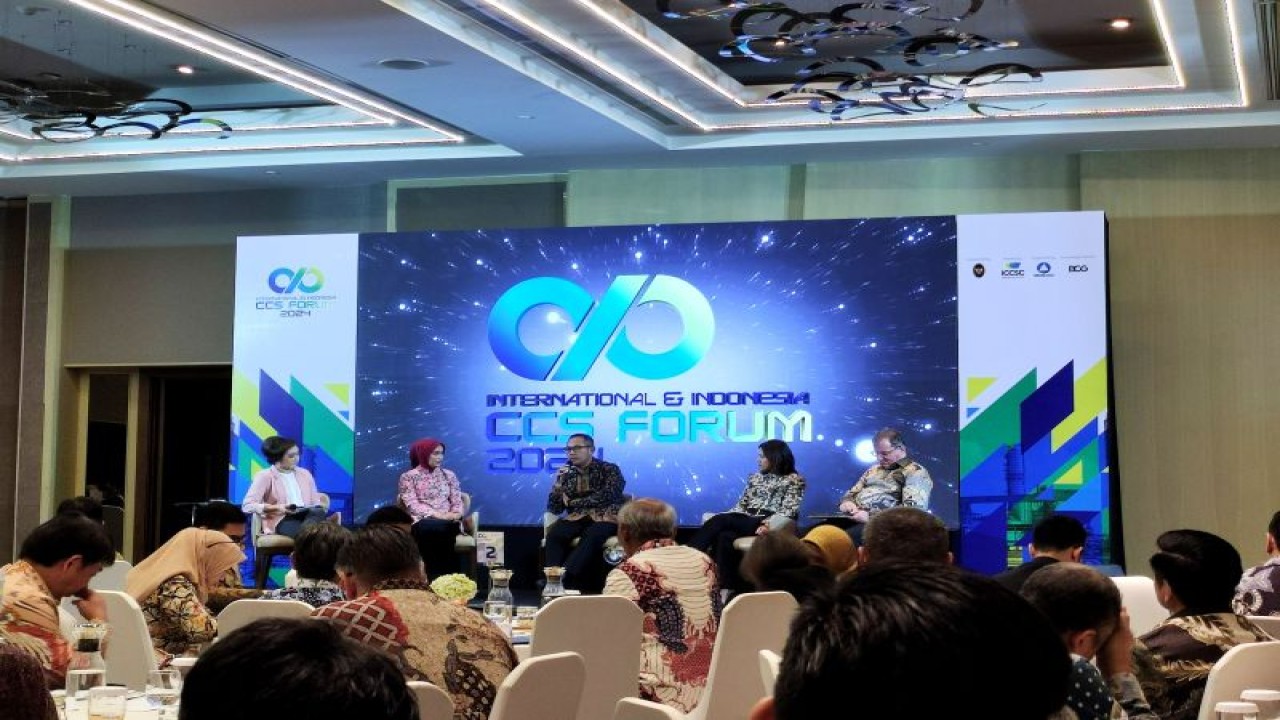 Deputi Bidang Koordinasi Kedaulatan Maritim dan Energi Kemenko Kemaritiman dan Investasi (Marves) Jodi Mahardi (tengah) dalam peluncuran International & Indonesia CCS Forum 2024 di Jakarta, Selasa (23/1/2024). ANTARA/Ade Irma Junida