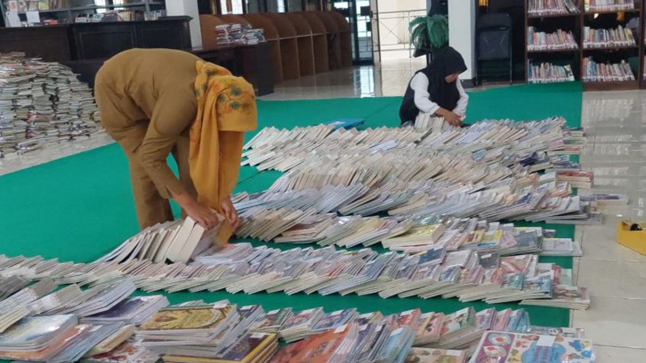 Arsip foto - Petugas perpustakaan di Dinas Kearsipan dan Perpustakaan Kota Mataram, Provinsi Nusa Tenggara Barat, memilah koleksi buku. (ANTARA/HO Dokumen Pribadi)