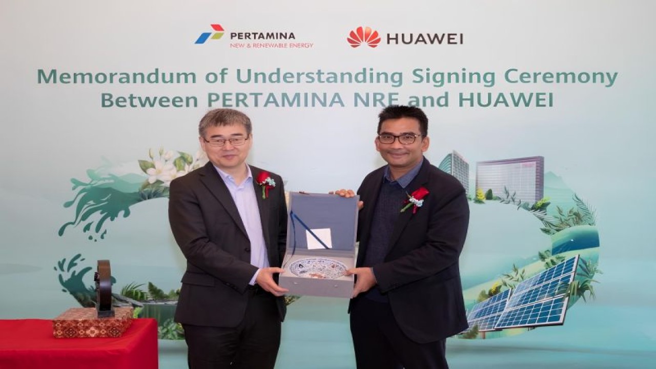 Pertamina New & Renewable Energy (Pertamina NRE) dan Huawei Technologies Co., Ltd. meneken nota kesepahaman terkait pengembangan energi baru dan terbarukan (EBT) dan smart grid di Indonesia. (ANTARA/HO-PT Pertamina)