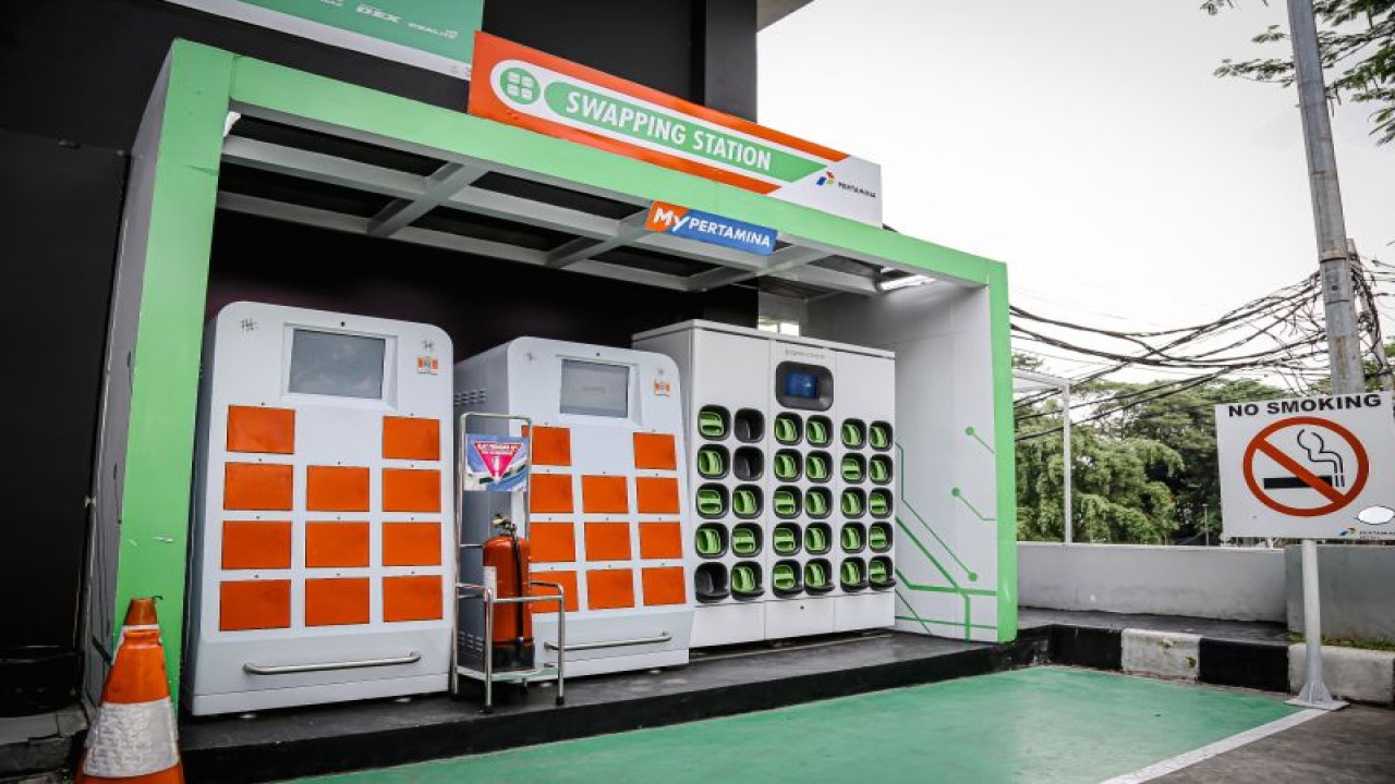 Stasiun penukaran baterai (battery swapping station/BSS) kendaraan listrik bagi masyarakat umum, yang dioperasikan PT Pertamina Patra Niaga. ANTARA/HO-PT Pertamina Patra Niaga