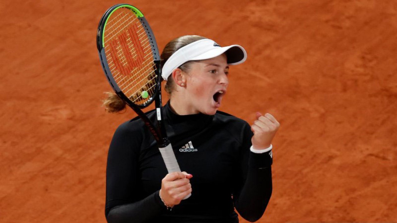 Arsip - Petenis Latvia Jelena Ostapenko berteriak seraya mengepalkan tangannya sesaat setelah memastikan kemenangannya atas lawannya petenis Republik Ceko Karolina Pliskova dalam laga putaran kedua Turnamen Tenis French Open, di Roland Garros, Paris, Prancis, Kamis (1/10/2020). Jelena Ostapenko berhasil mengalahkan Karolina Pliskova straight set 6-4 dan 6-2. ANTARA FOTO/Reuters-Christian Hartmann/hp.