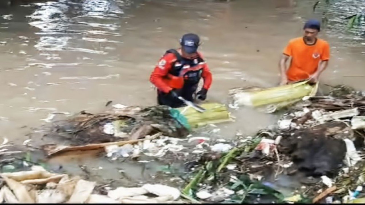 Petugas penyelamat menyisir aliran sungai untuk menemukan anak yang pada Senin (8/1/2024) dilaporkan hanyut di Kota Bandarlampung, Provinsi Lampung. (ANTARA/Dian Hadiyatna)