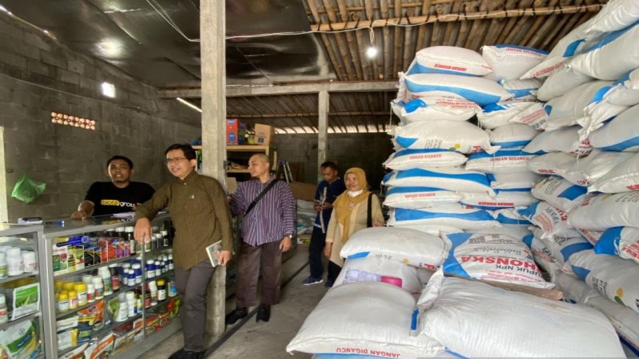 Petugas melakukan pemantauan ketersediaan pupuk bersubsidi di tingkat kios pupuk lengkap di Kulon Progo. (ANTARA/Sutarmi)