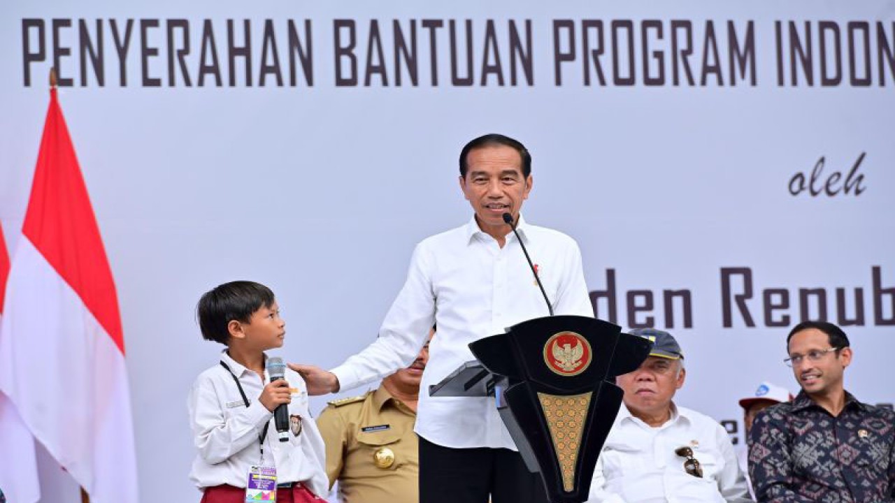 Presiden Joko Widodo dalam acara penyerahan Bantuan Program Indonesia Pintar (PIP) Tahun 2024 di Lapangan Tenis Moncer Serius, GOR Samapta, Magelang, Jawa Tengah, Senin (22/1/2024). ANTARA/HO-BPMI Setpres