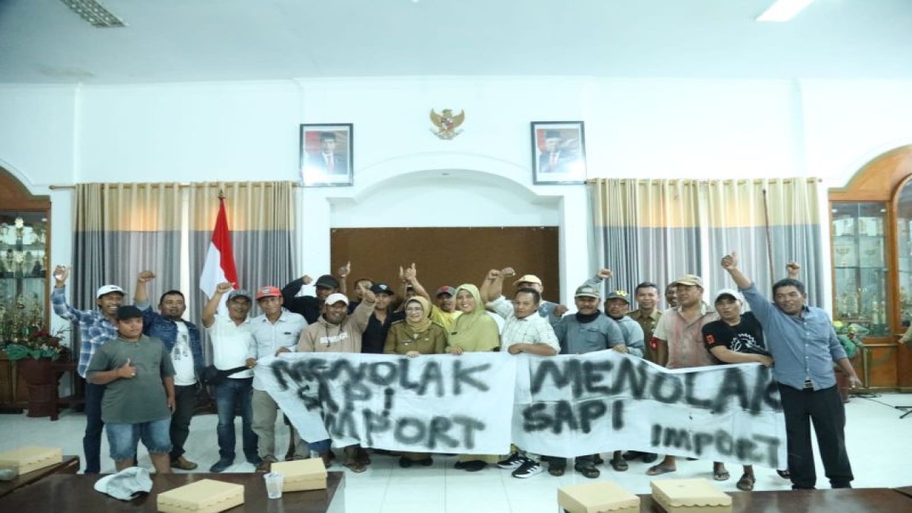 Pj Bupati Lumajang Indah Wahyuni menemui perwakilan Asosiasi Pedagang Sapi Lumajang dalam pertemuan di Gedung PKK kabupaten setempat pada Senin (22/1/2024). (ANTARA/HO-Diskominfo Lumajang)