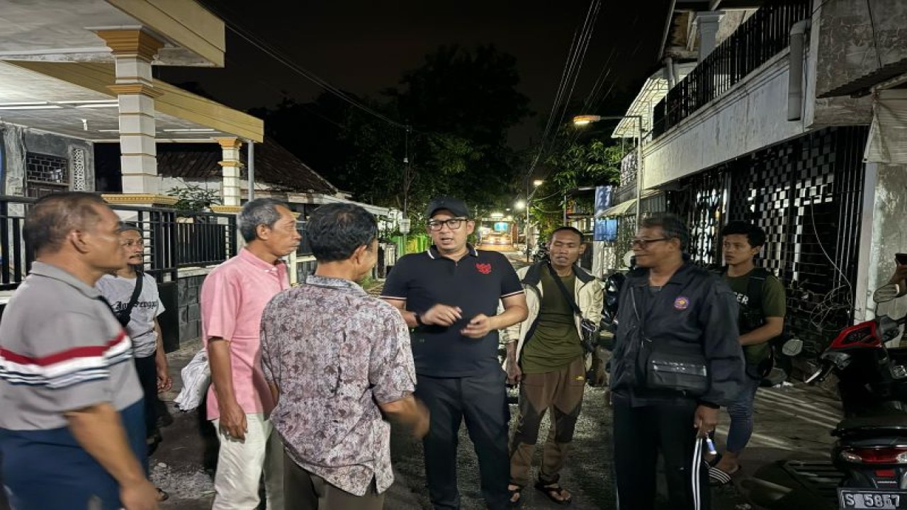 PJ Wali Kota Mojokerto Ali Kuncoro (tengah) meninjau lokasi kebakaran di kota setempat akhir pekan lalu. (ANTARA/HO-Pemkot Mojokerto)