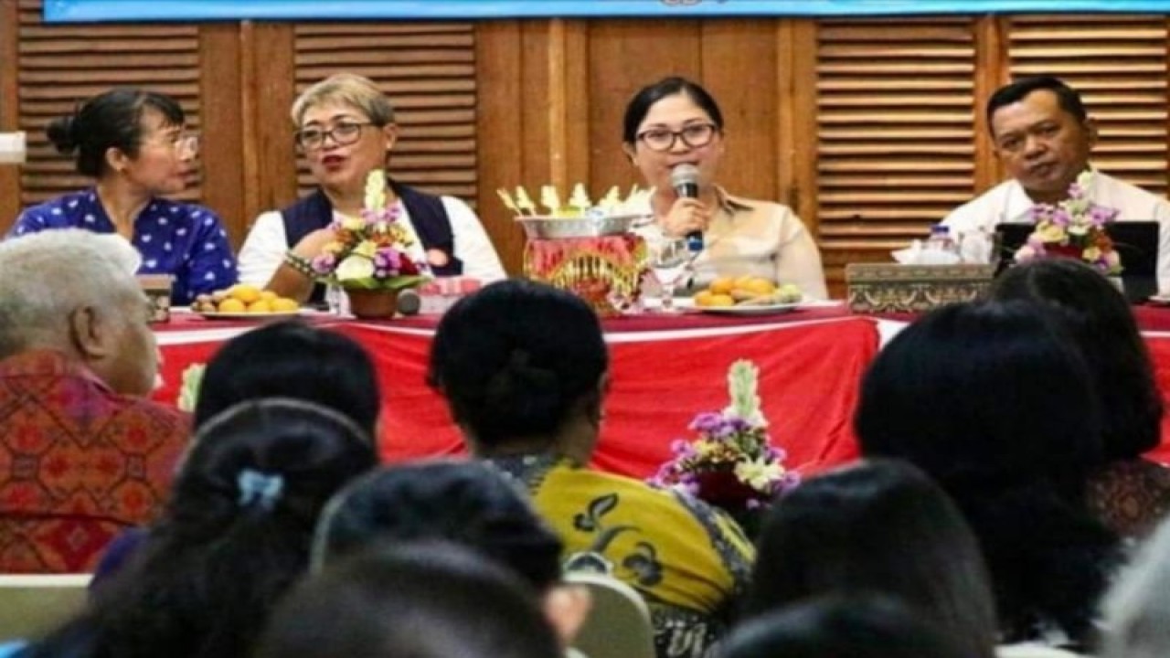 Ketua Tim Penggerak PKK Kabupaten Tabanan Rai Wahyuni Sanjaya (tengah) menekankan pentingnya pendidikan inklusi bagi anak-anak berkebutuhan khusus dalam seminar di Tabanan, Bali. (ANTARA/HO-Humas Pemkab Tabanan)